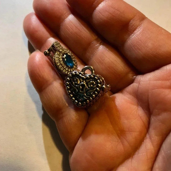 2 pieces lot of Silver Heart Pendant and 1 Side of Earrings - Picture 5 of 6